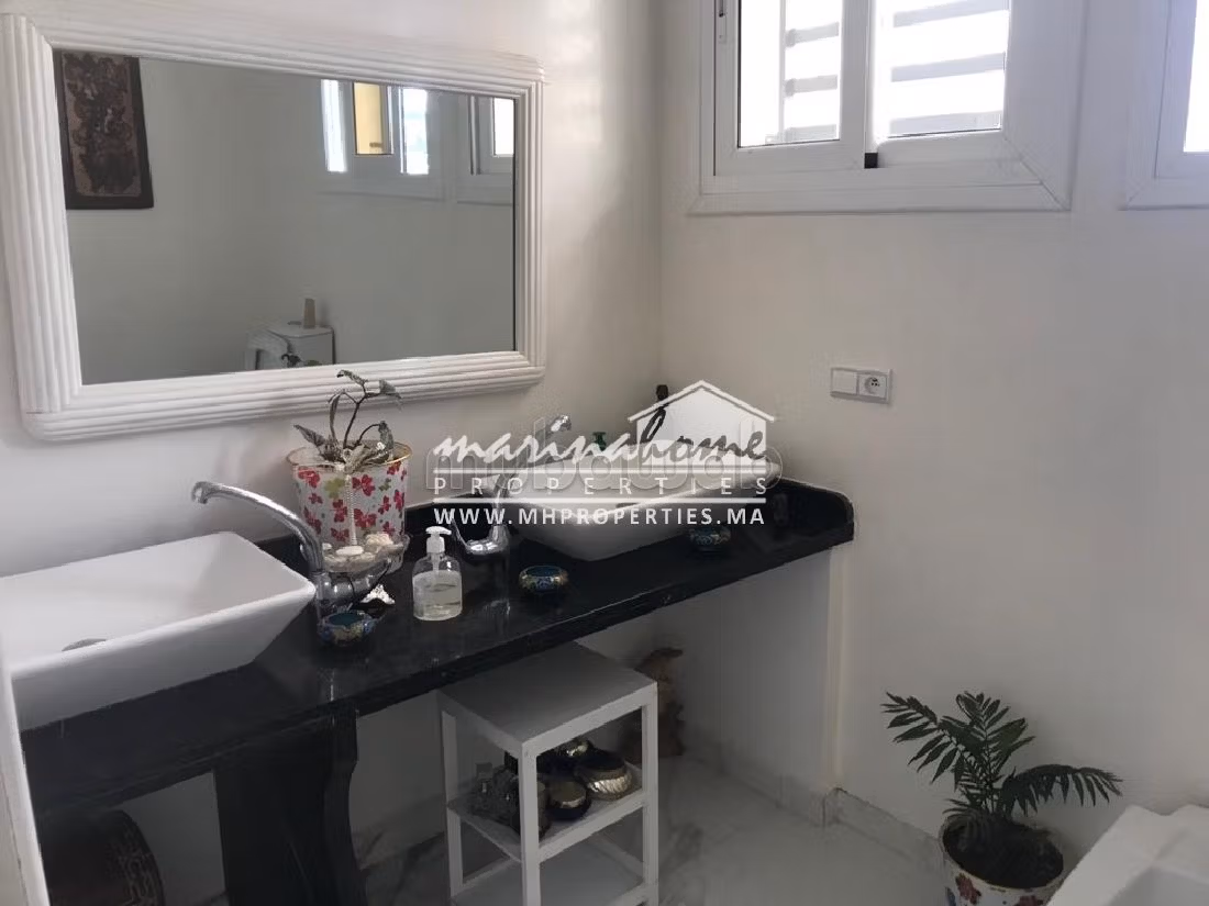 بيع شقة بالمضيق. المساحة 360 م². أماكن وقوف السيارات وشرفة. 