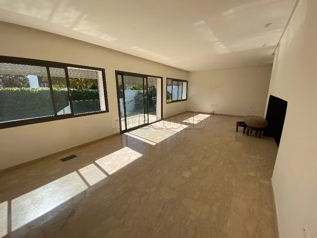 Luxury villa for rent. 6 Cabinet. Large swimming pool, General air conditioning.