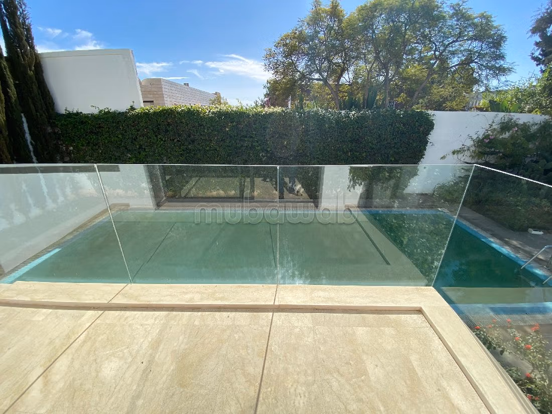 Luxury villa for rent. 6 Cabinet. Large swimming pool, General air conditioning.