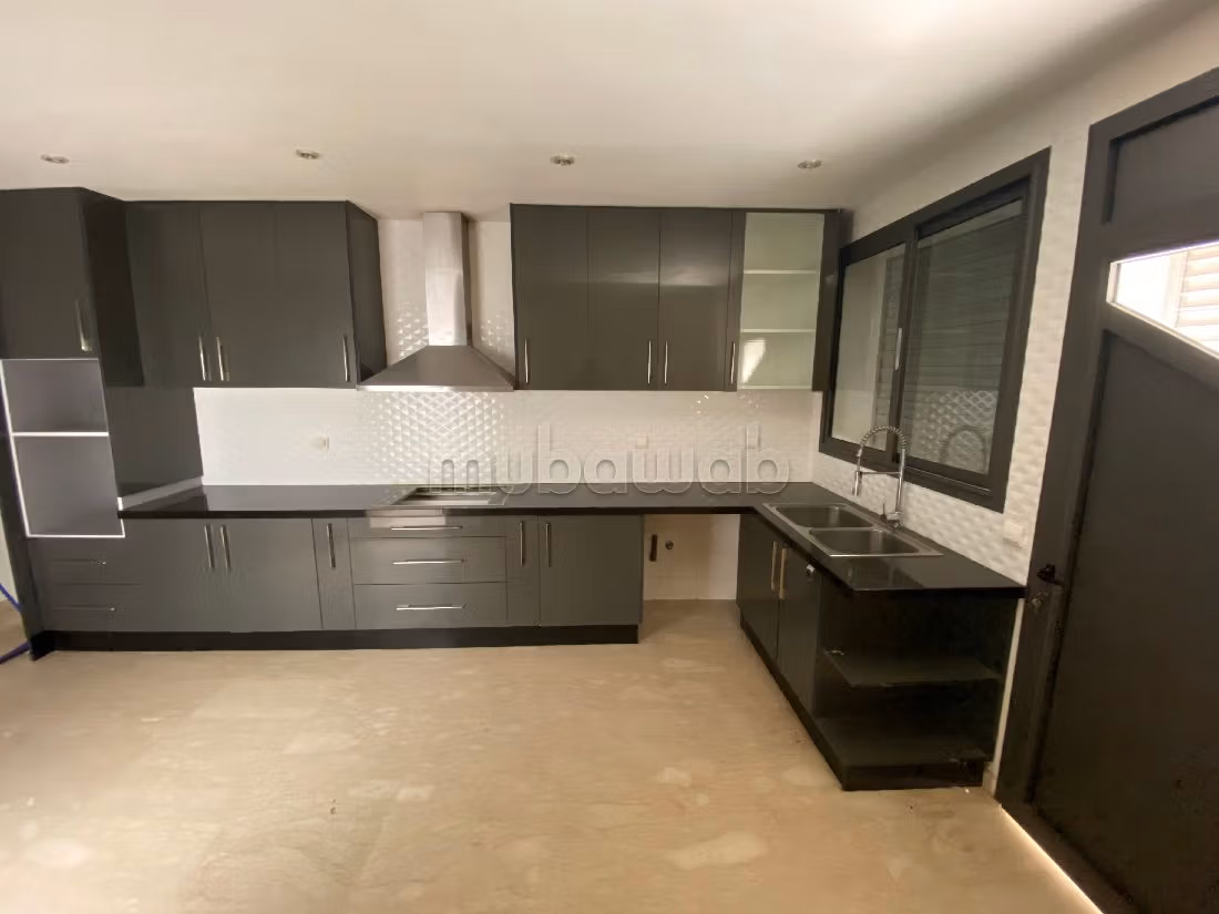 Luxury villa for rent. 6 Cabinet. Large swimming pool, General air conditioning.