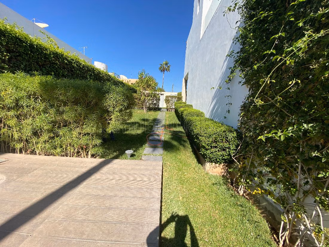 Luxury villa for rent. 6 Cabinet. Large swimming pool, General air conditioning.