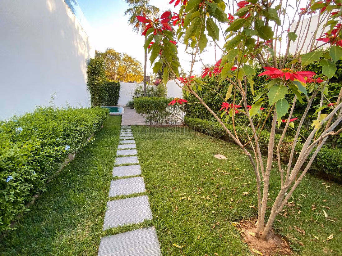 Luxury villa for rent. 6 Cabinet. Large swimming pool, General air conditioning.