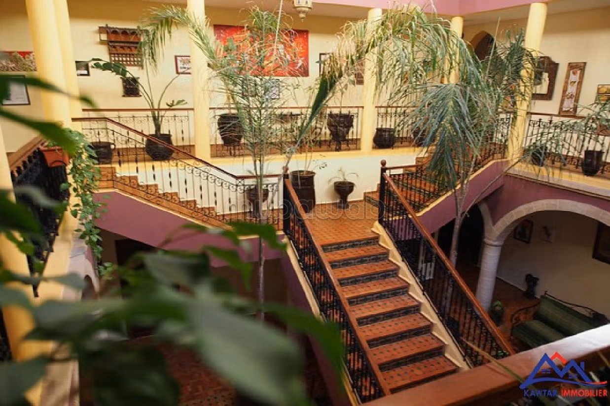 Splendid villa for sale. Dimension 1480 m². Garden and terrace