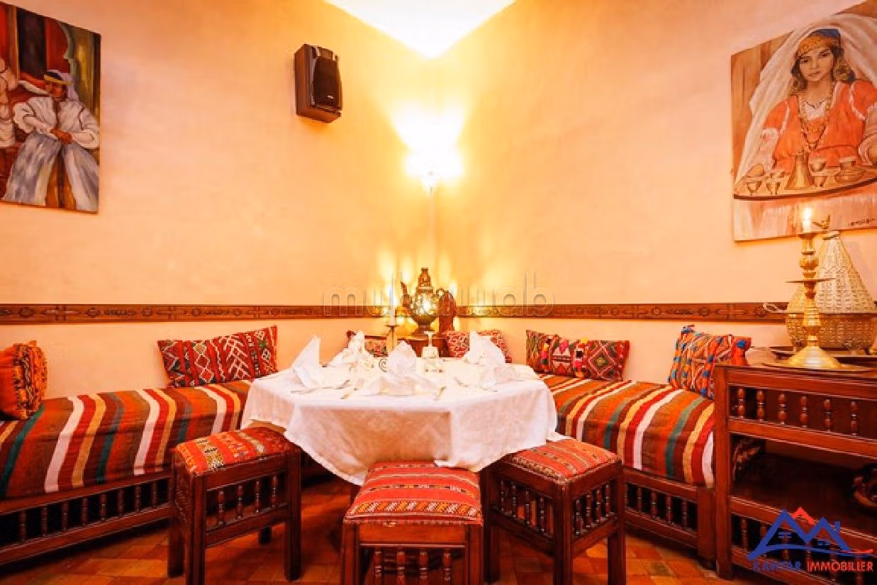 Splendid villa for sale. Dimension 1480 m². Garden and terrace