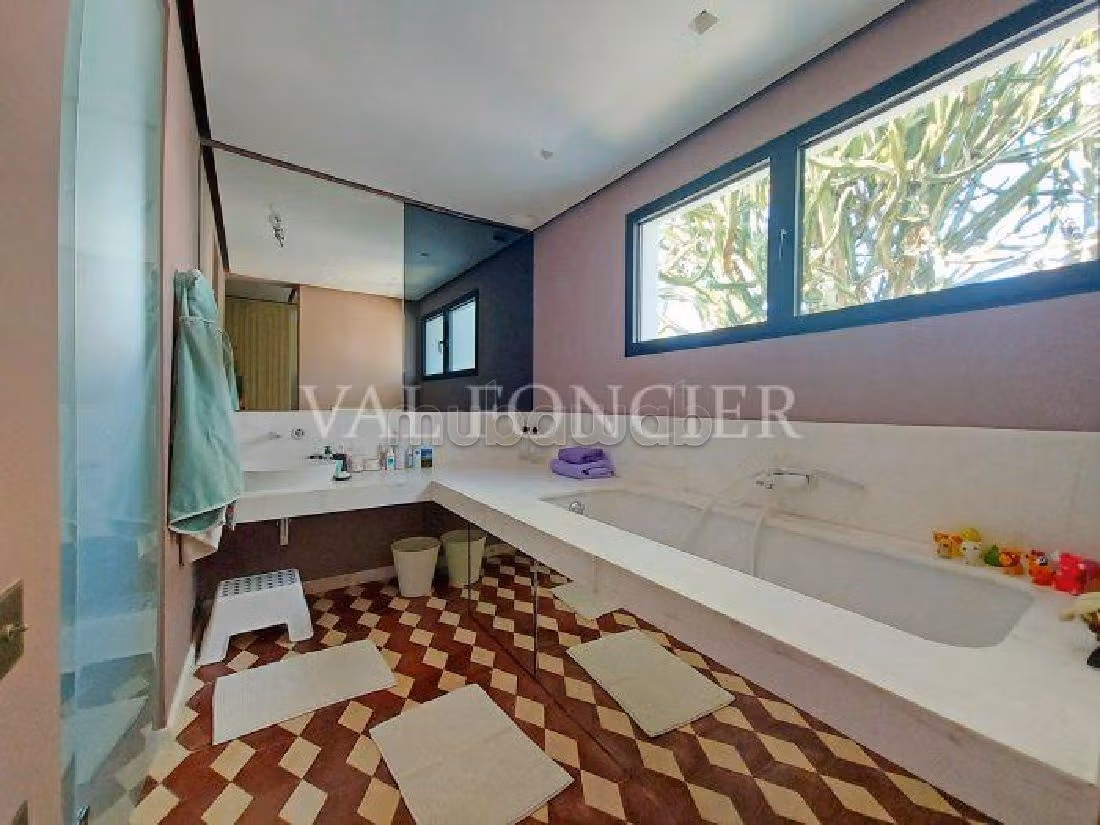 Rent your house. Area 432 m². Living room with fireplace, General air conditioning System.