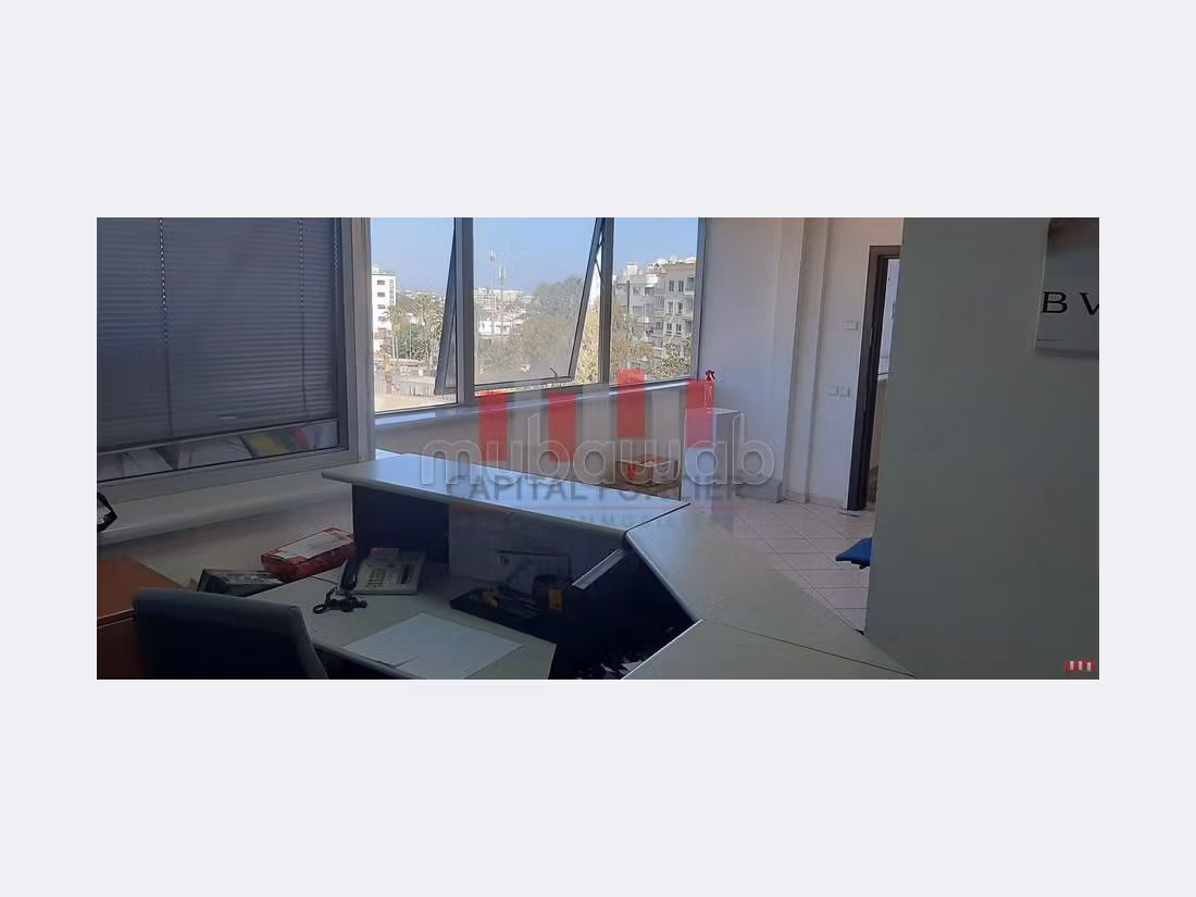 Vendita ufficio a Anfa. Superficie di 300 m². Posto auto privato