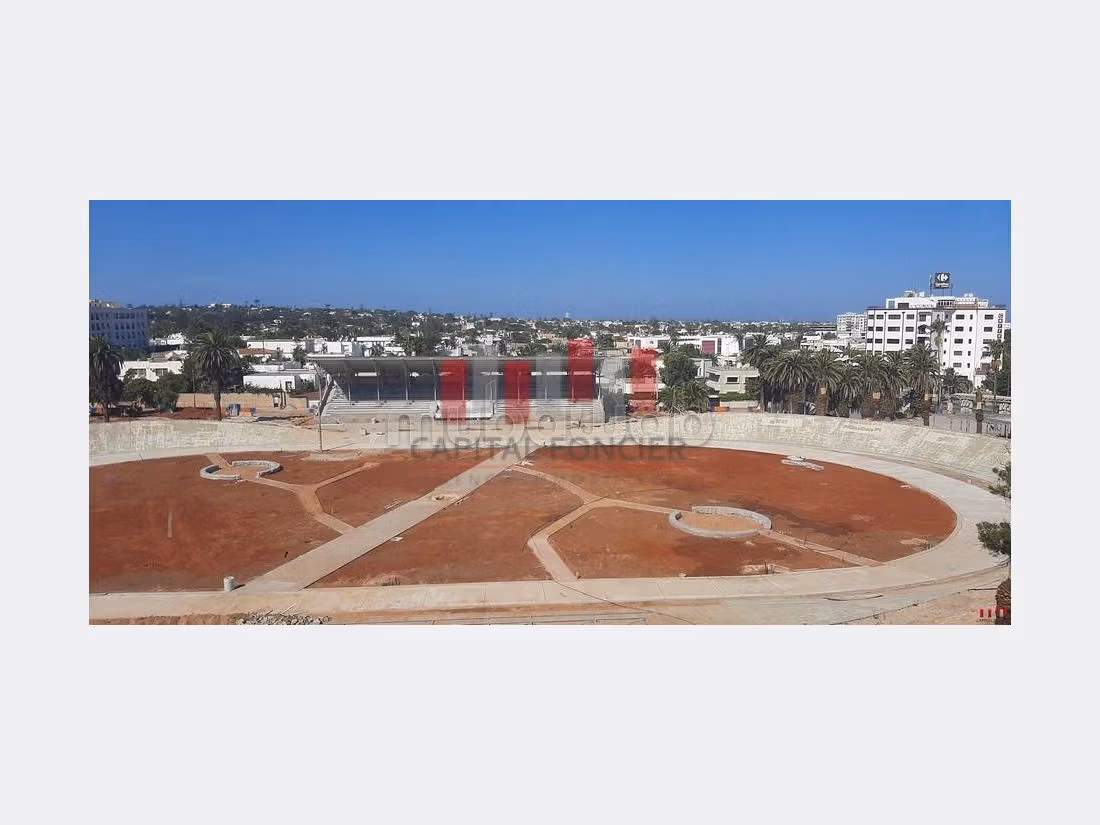 Vendita ufficio a Anfa. Superficie di 300 m². Posto auto privato