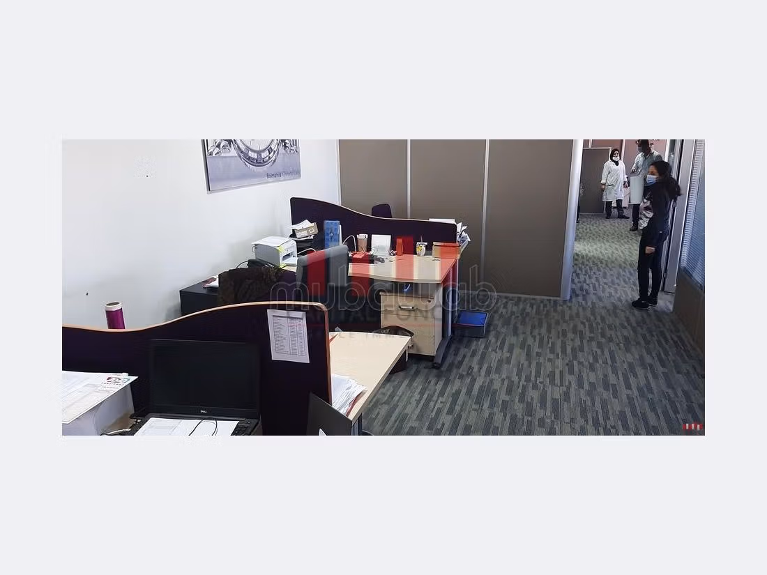 Ufficio disponibile in vendita a Anfa. Superficie 190 m². Aria condizionata