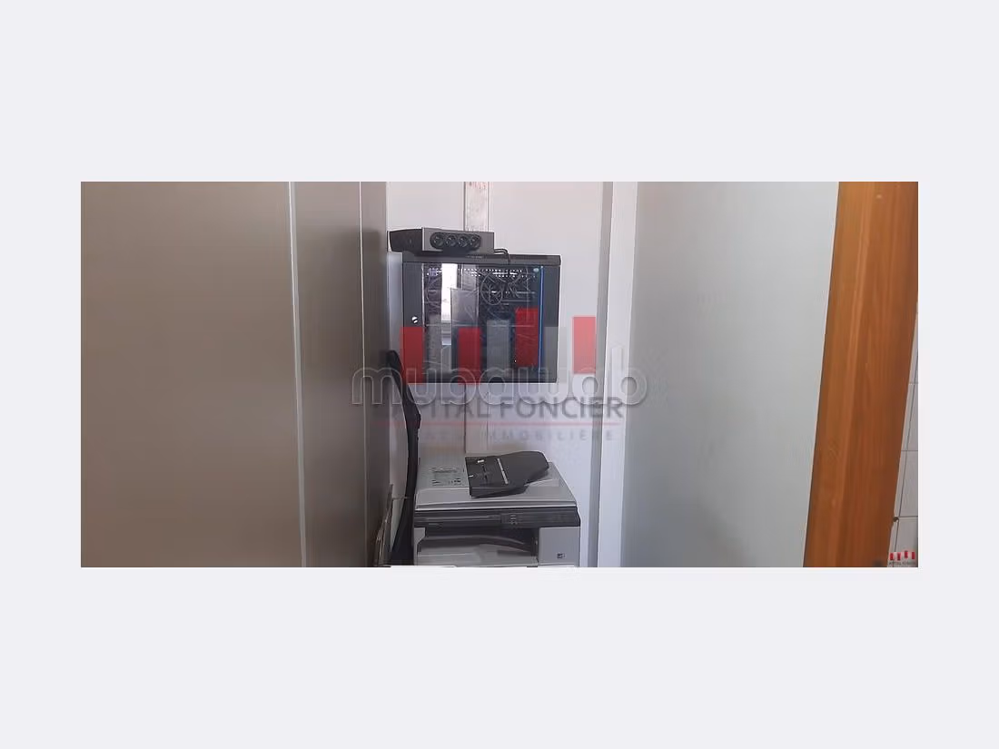 Ufficio disponibile in vendita a Anfa. Superficie 190 m². Aria condizionata