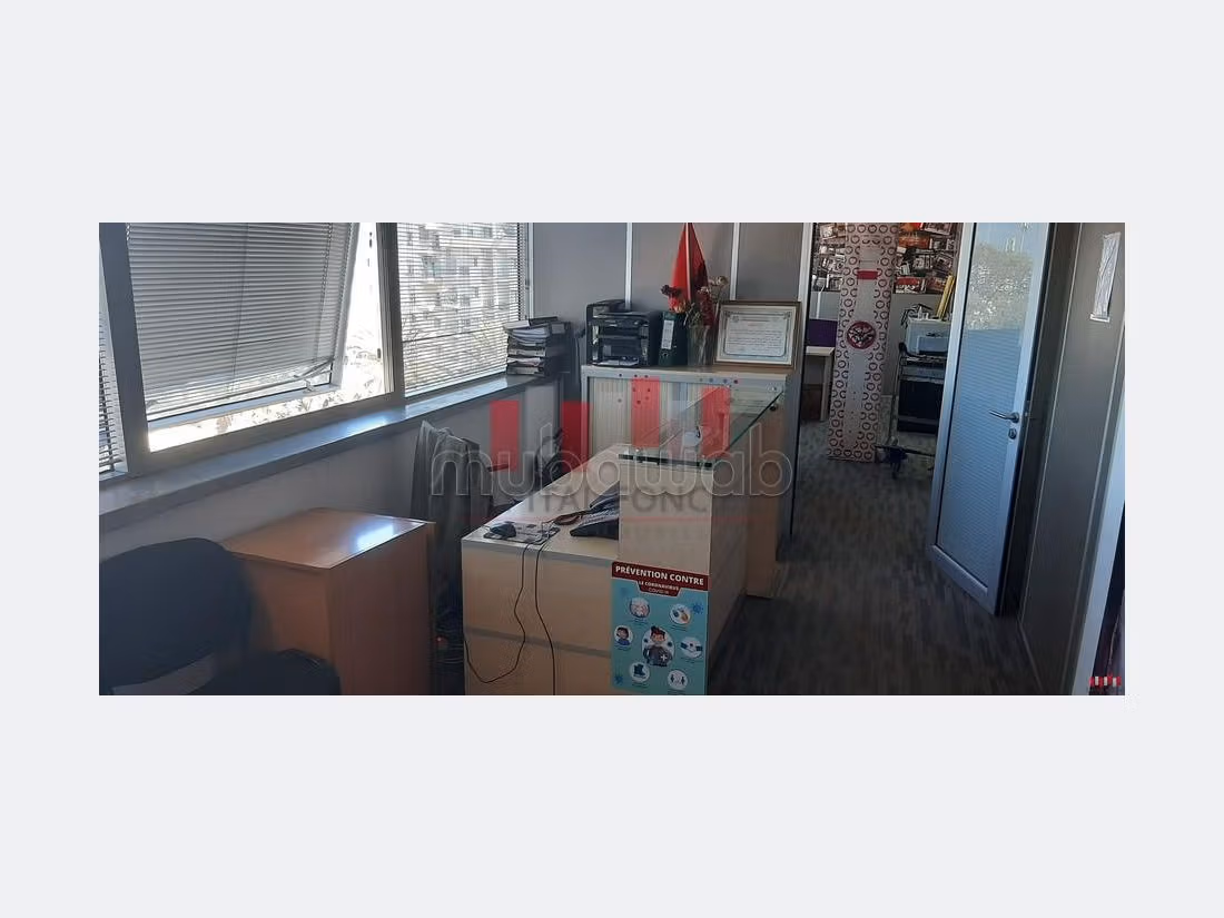 Ufficio disponibile in vendita a Anfa. Superficie 190 m². Aria condizionata