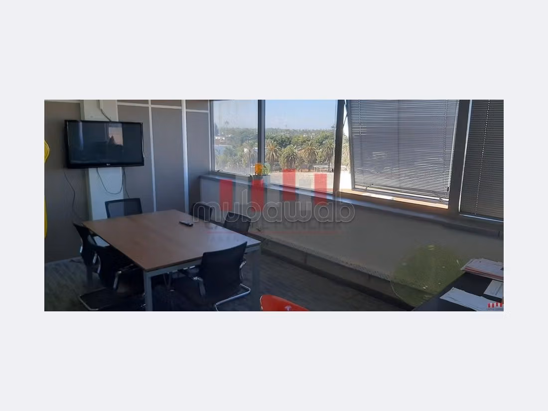 Ufficio disponibile in vendita a Anfa. Superficie 190 m². Aria condizionata