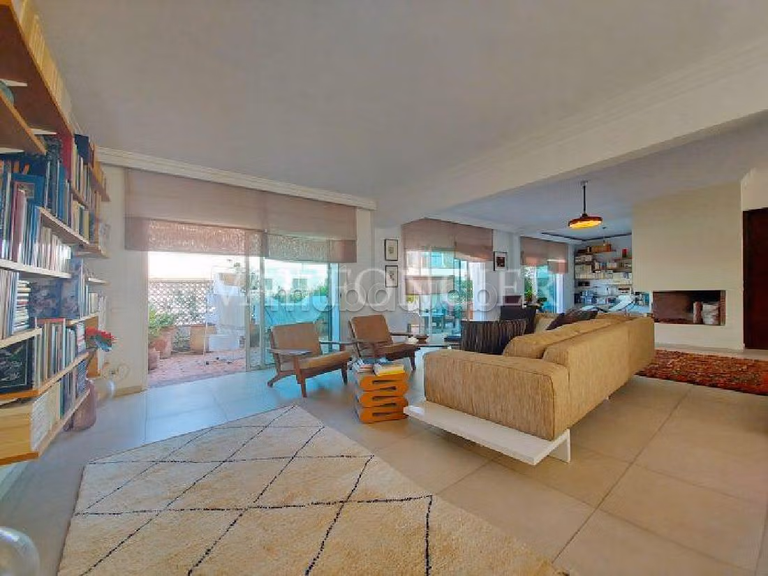 Très beau Duplex 307m2 avec terrasse en location vide à Racine, Casablanca