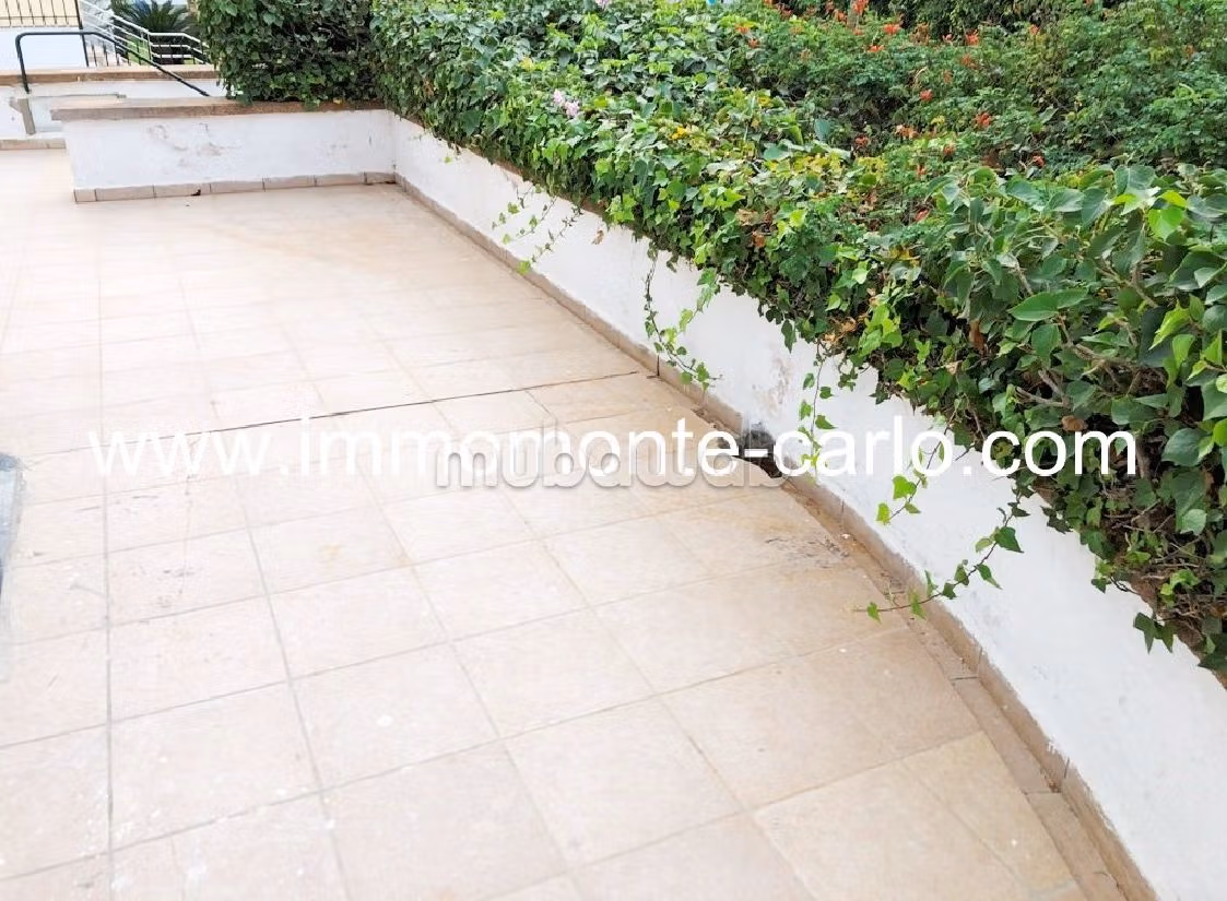 Meravigliosa villa in affitto a Hassan - Centre Ville. Superficie totale 380 m². Con camino e aria condizionata.