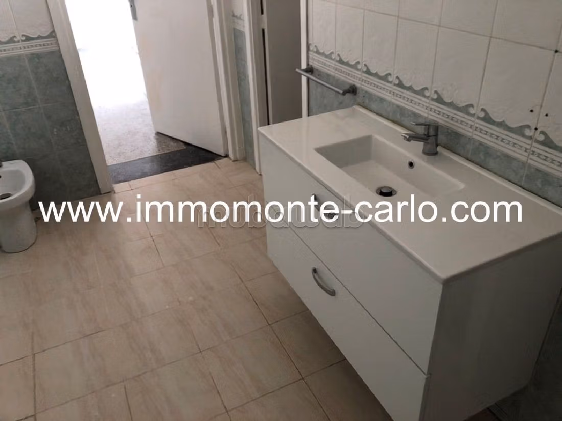 Meravigliosa villa in affitto a Hassan - Centre Ville. Superficie totale 380 m². Con camino e aria condizionata.