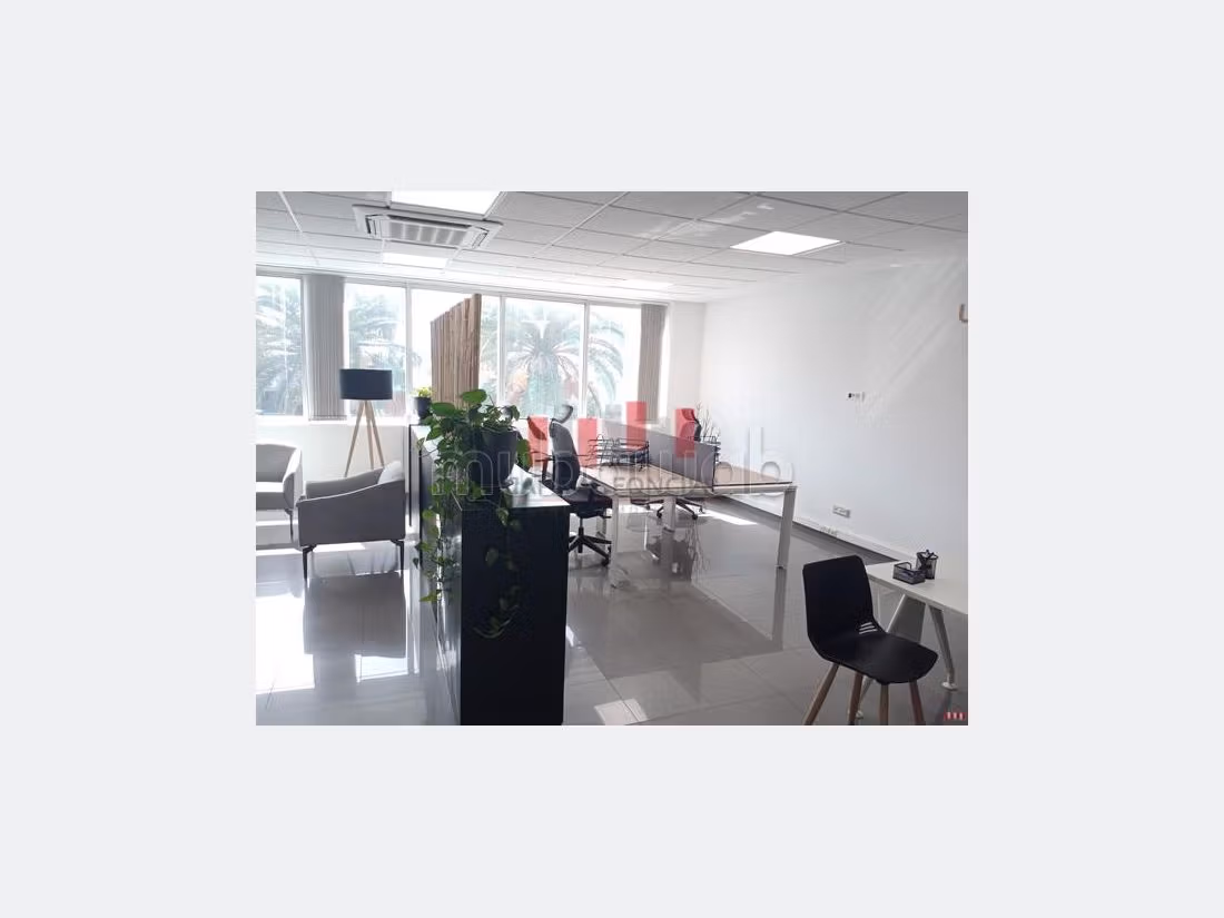 Offices for rent in Maârif. Large area 140 m². With garage and lift