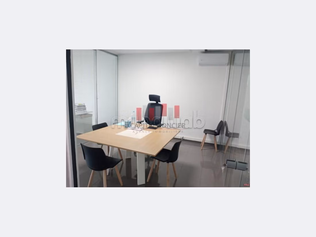 Offices for rent in Maârif. Large area 140 m². With garage and lift