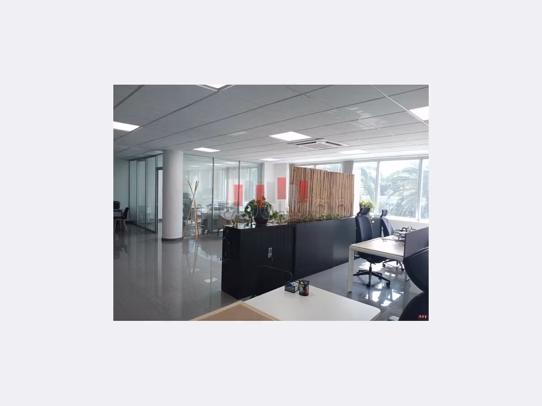 Offices for rent in Maârif. Large area 140 m². With garage and lift