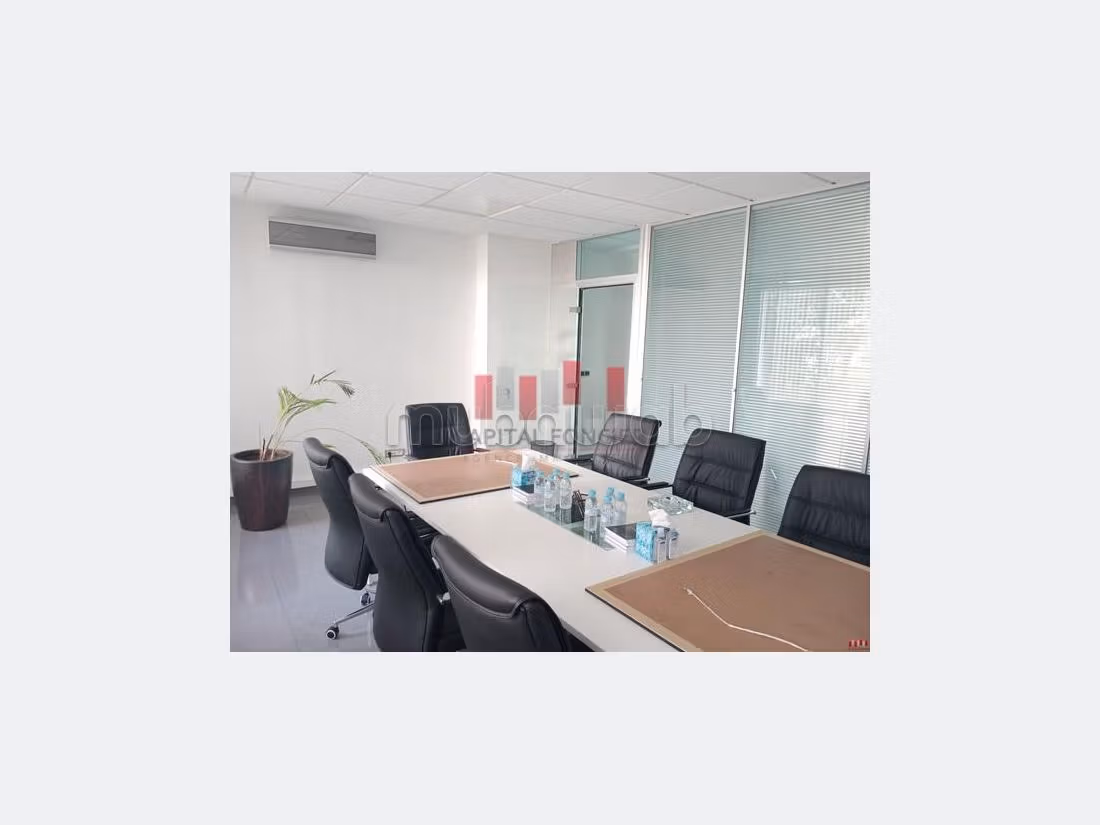 Offices for rent in Maârif. Large area 140 m². With garage and lift