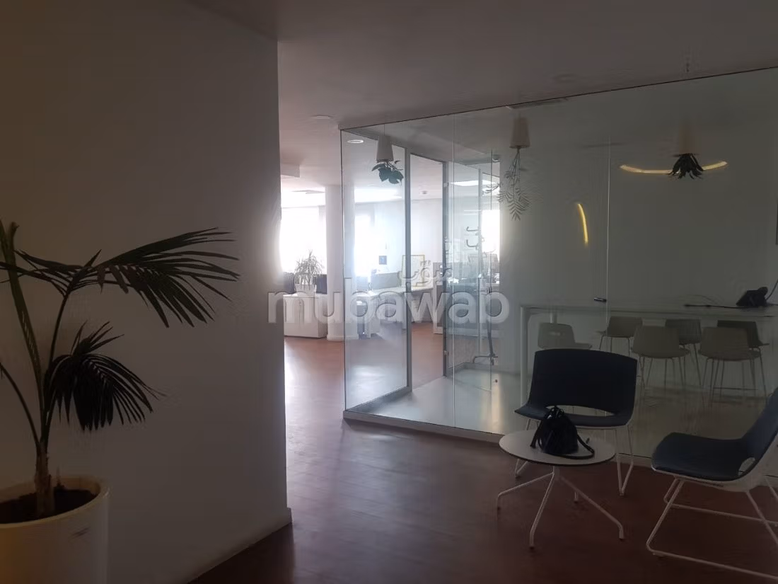 Offices for rent in Sidi Maarouf. Dimension 468 m². No Lift, Balcony