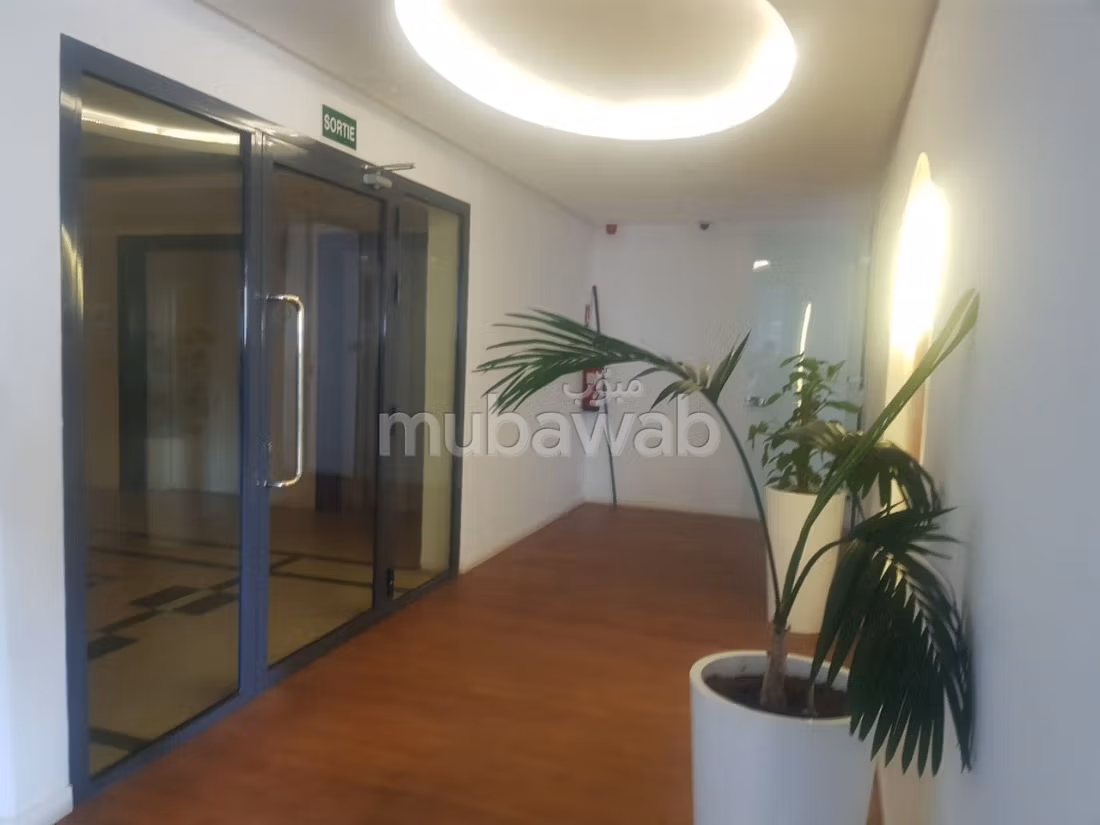 Offices for rent in Sidi Maarouf. Dimension 468 m². No Lift, Balcony