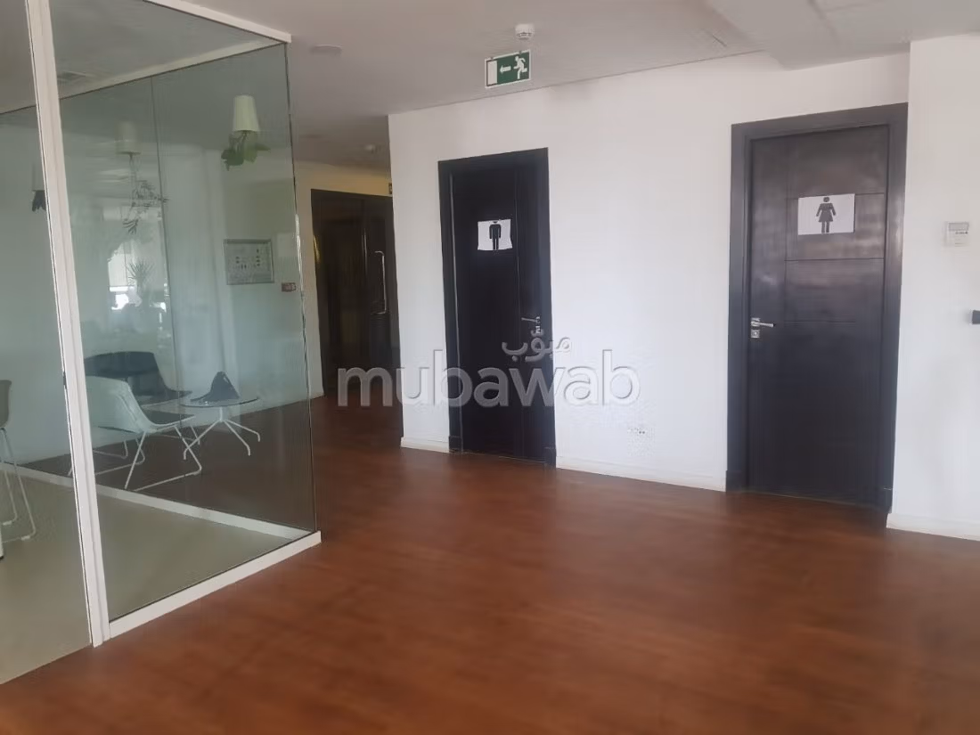 Offices for rent in Sidi Maarouf. Dimension 468 m². No Lift, Balcony