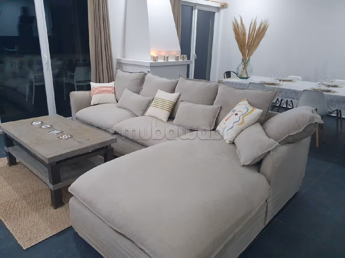 Vendita appartamento. Superficie totale 184 m². Impianto di aria condizionata e piscina. 