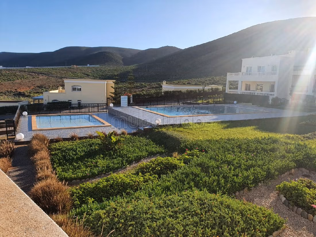 Vendita appartamento. Superficie totale 184 m². Impianto di aria condizionata e piscina. 