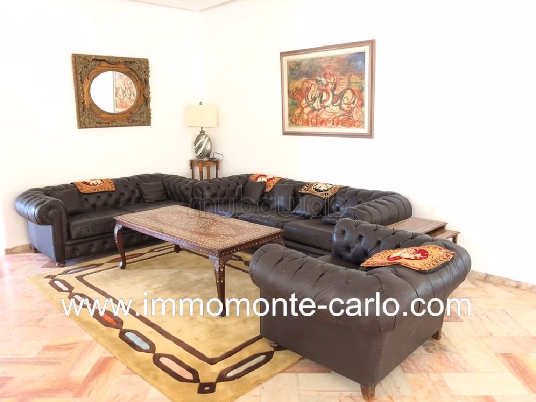 كراء فيلا فاخرة بالرباط. المساحة الإجمالية 450 م². مفروشة.