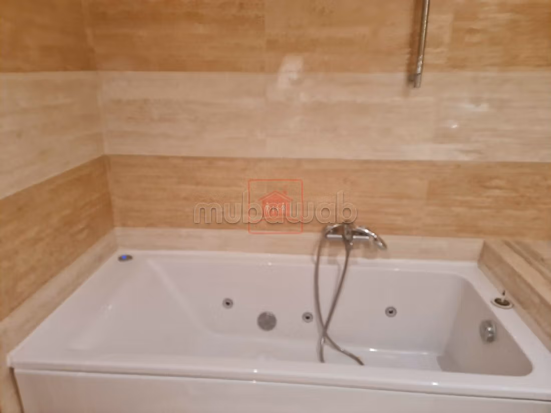 Rent an apartment. Total area 170 m². Storage unit.