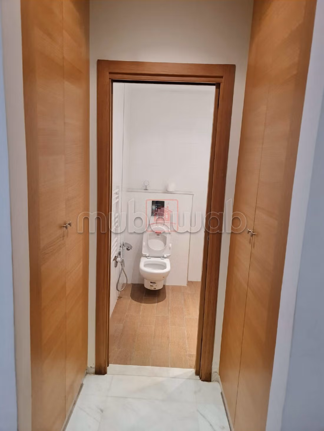 Rent an apartment. Total area 170 m². Storage unit.
