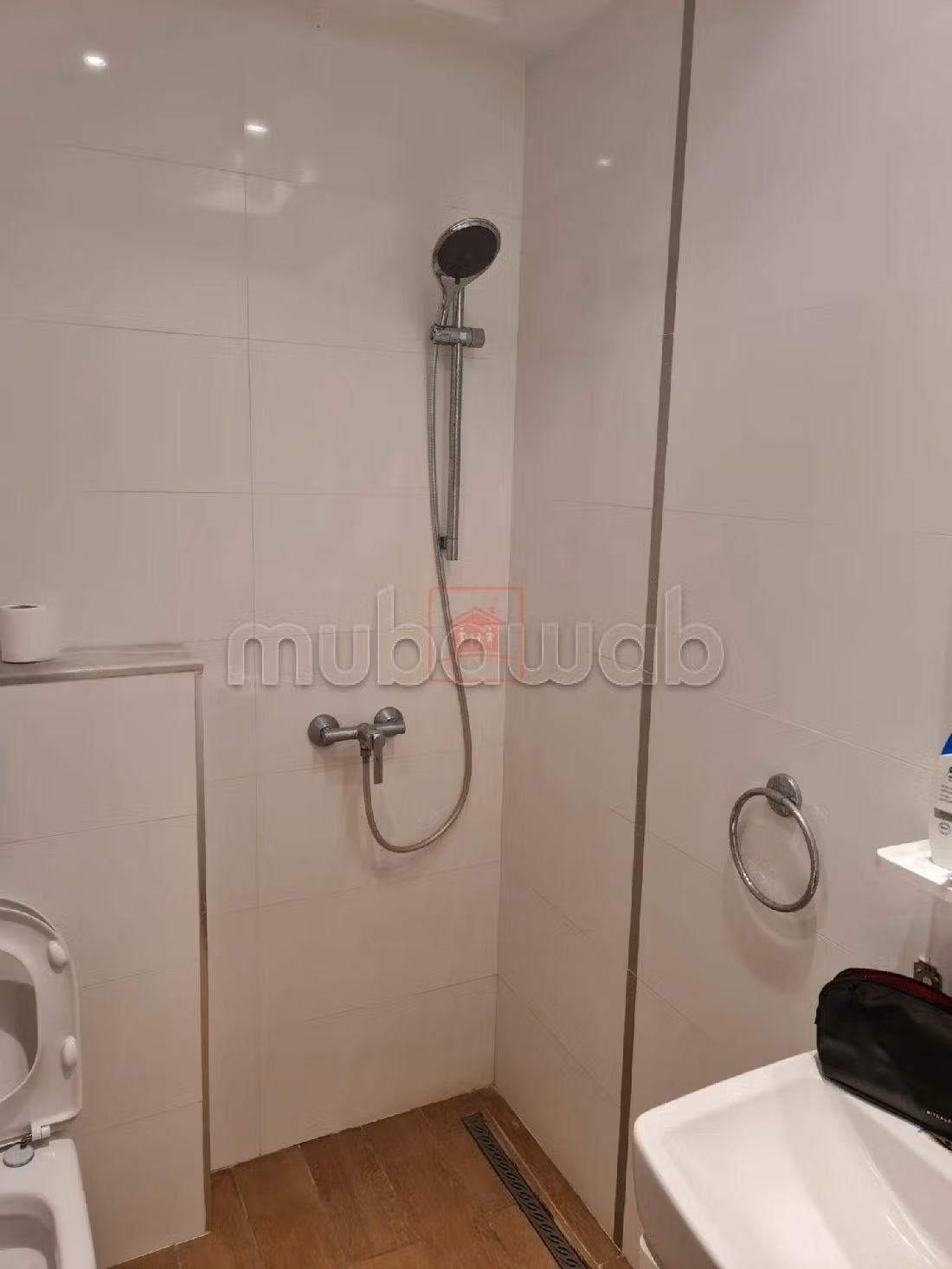 Rent an apartment. Total area 170 m². Storage unit.