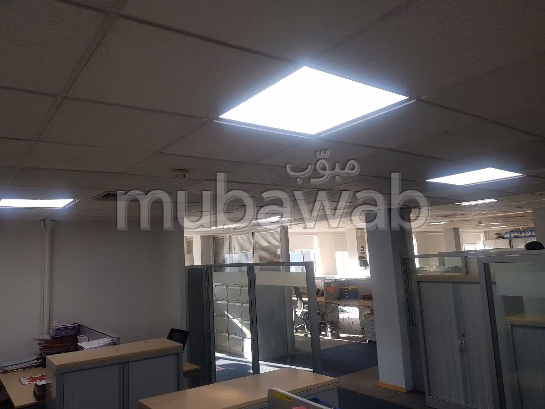 Offices for rent in Sidi Maârouf. Surface area 961 m². Double glazing and central heating