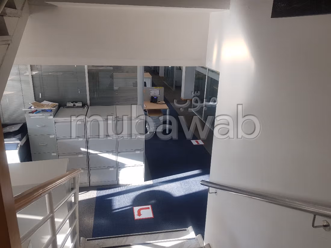 Offices for rent in Sidi Maârouf. Surface area 961 m². Double glazing and central heating