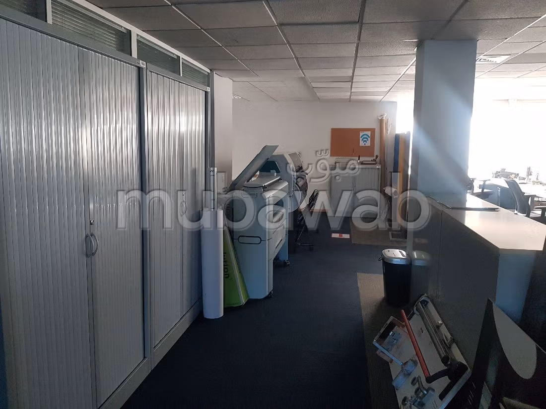 Offices for rent in Sidi Maârouf. Surface area 961 m². Double glazing and central heating