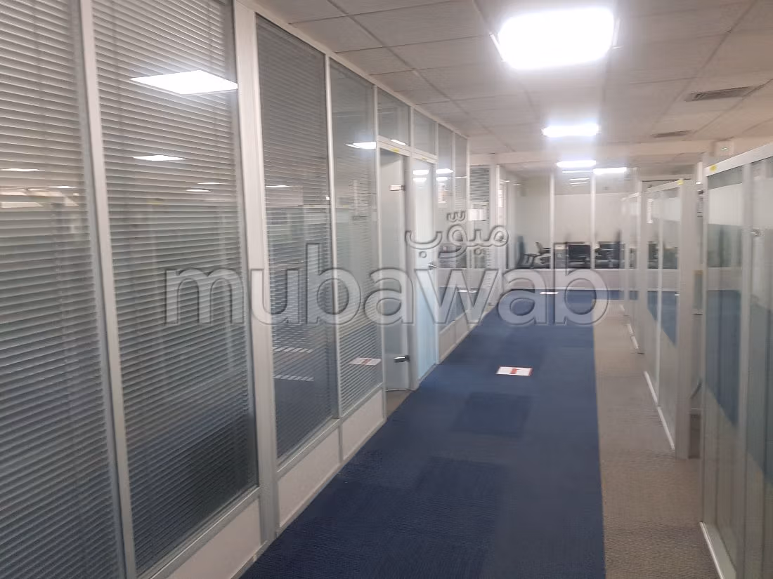 Oficinas en alquiler en Sidi Maârouf. Superficie 969 m². Ventanas de doble acristalamiento y calefacción central