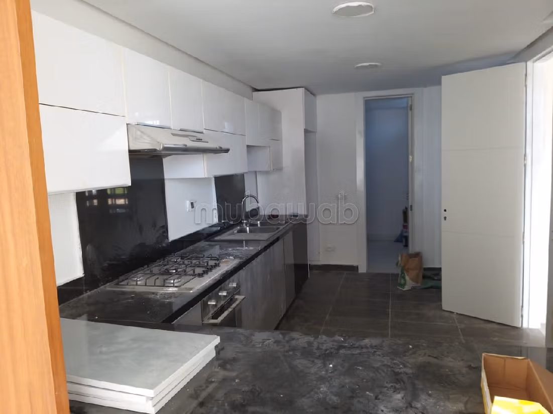 Find an apartment for rent. 4 Large room. Garage and terrace.