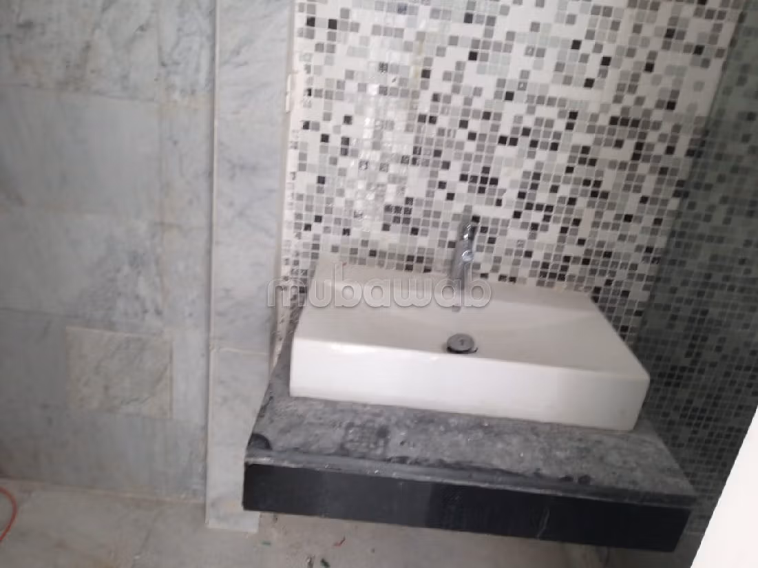 Find an apartment for rent. 4 Large room. Garage and terrace.