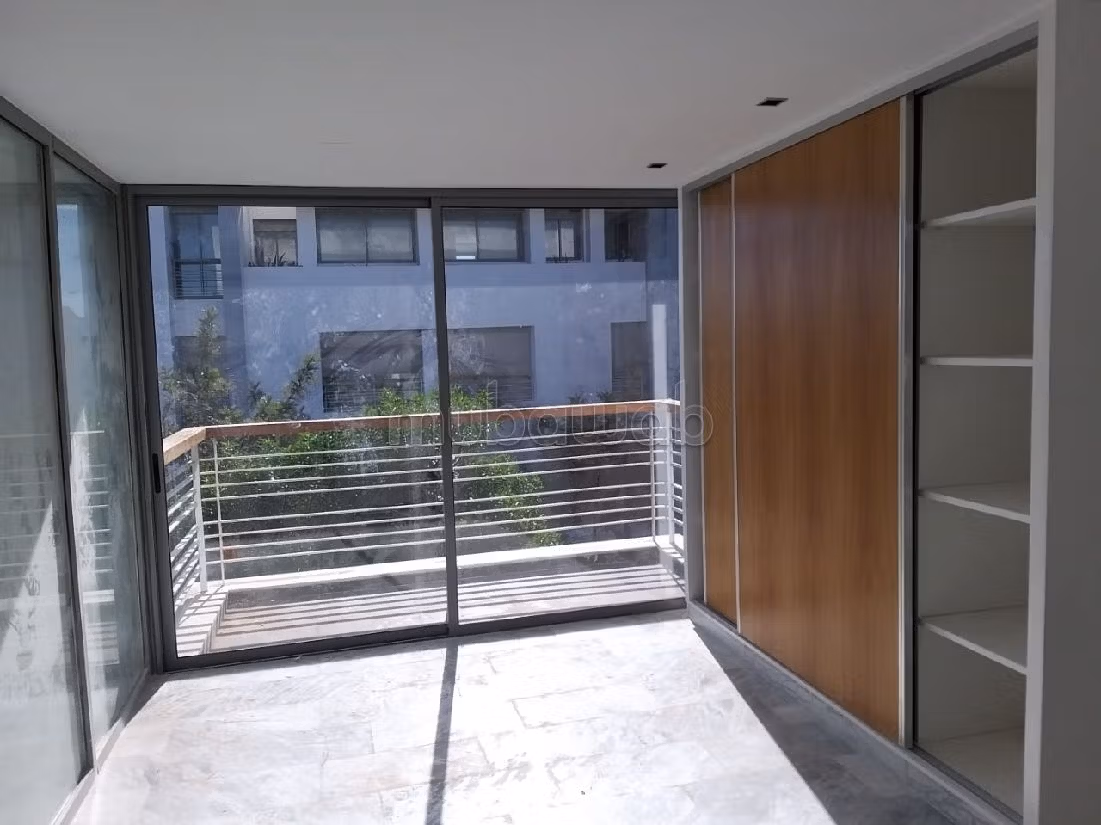 Find an apartment for rent. 4 Large room. Garage and terrace.