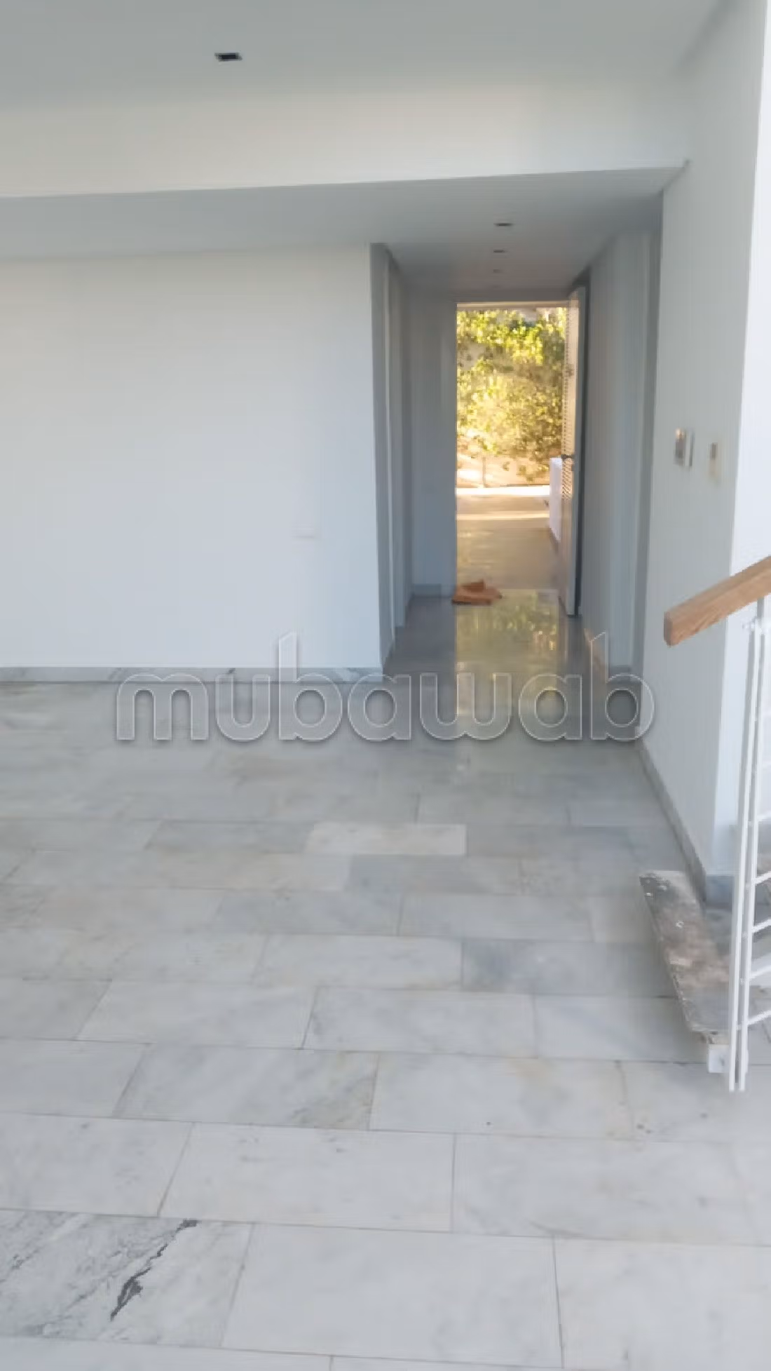 Find an apartment for rent. 4 Large room. Garage and terrace.