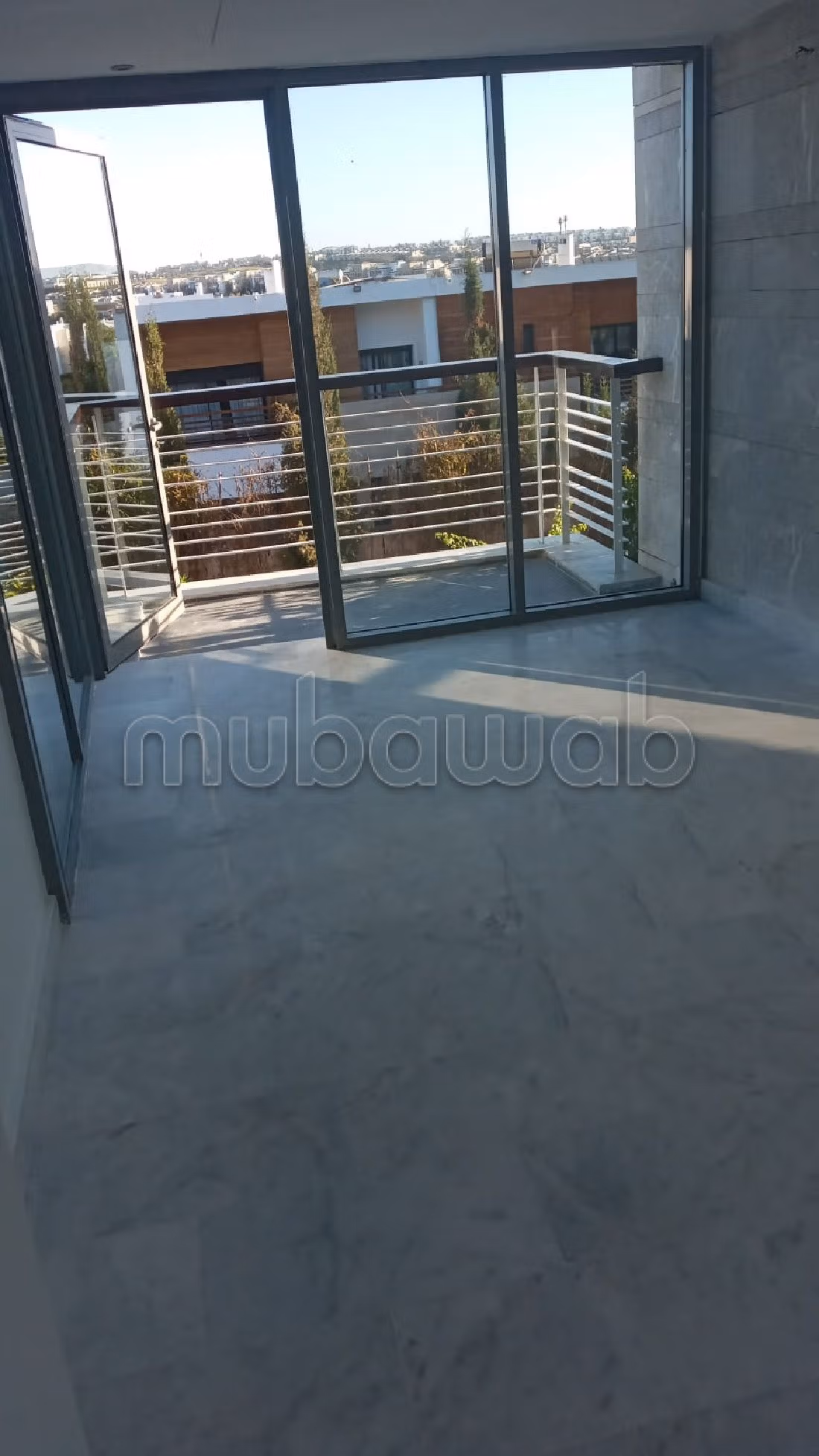 Find an apartment for rent. 4 Large room. Garage and terrace.