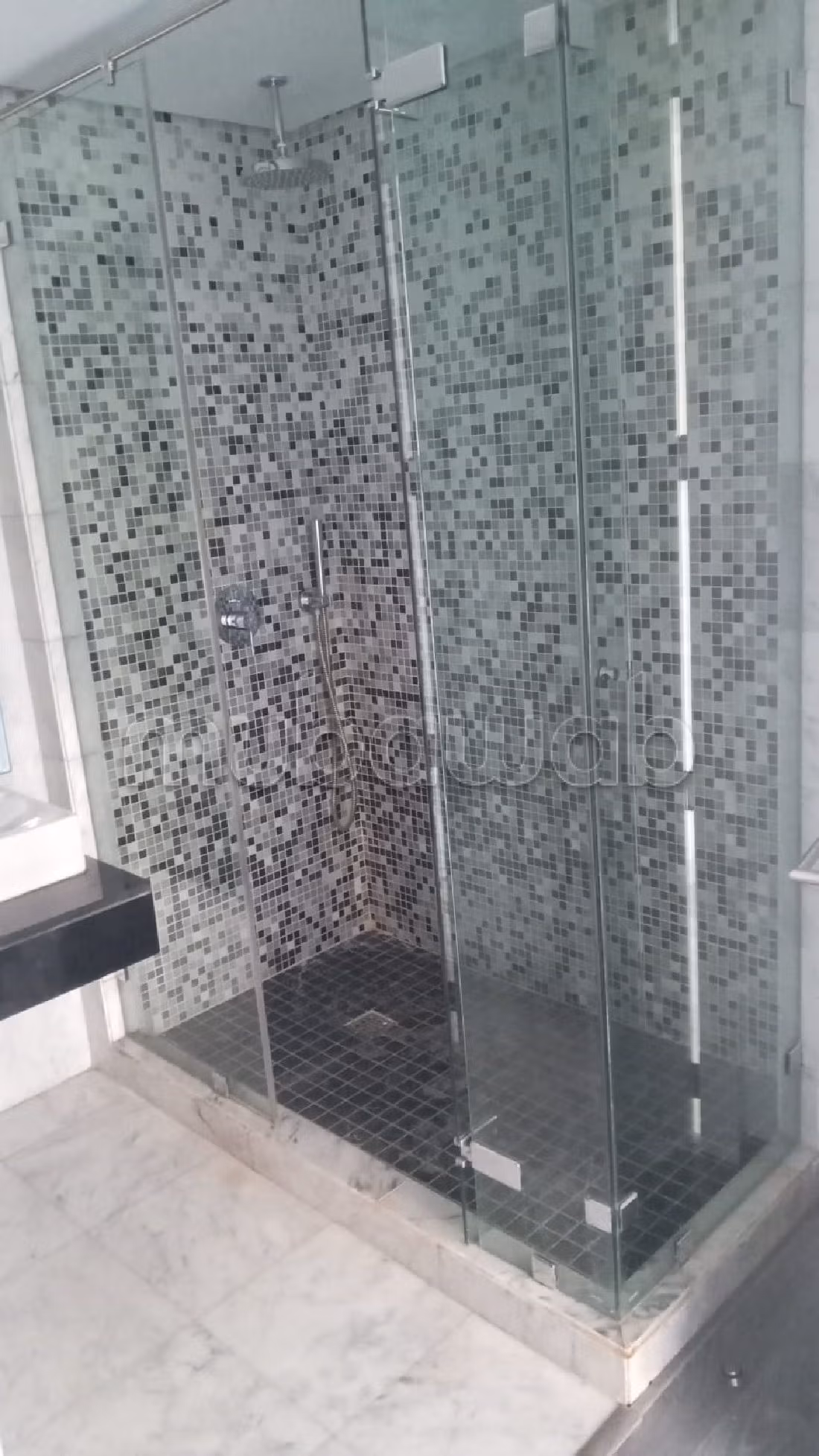 Find an apartment for rent. 4 Large room. Garage and terrace.