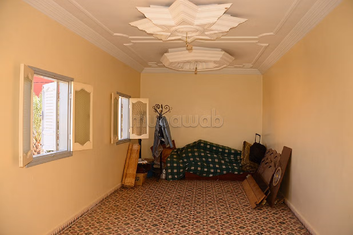 منزل ممتاز للبيع بتارودانت. 8 قطع مريحة. موقف للسيارات وحديقة.