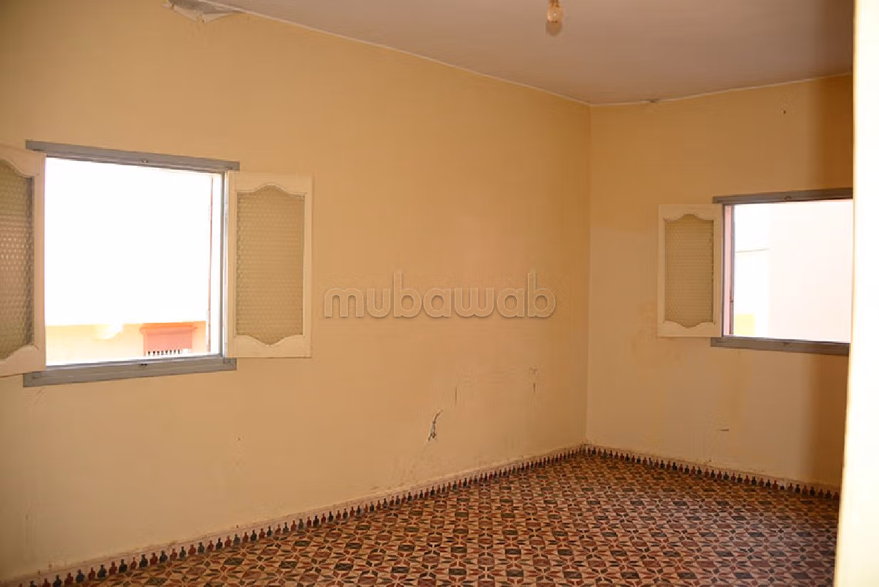 منزل ممتاز للبيع بتارودانت. 8 قطع مريحة. موقف للسيارات وحديقة.