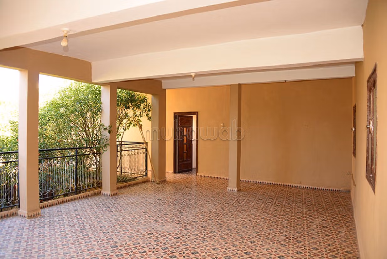 منزل ممتاز للبيع بتارودانت. 8 قطع مريحة. موقف للسيارات وحديقة.