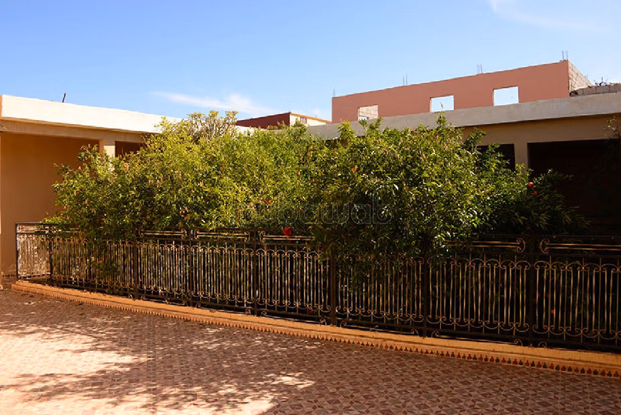 منزل ممتاز للبيع بتارودانت. 8 قطع مريحة. موقف للسيارات وحديقة.