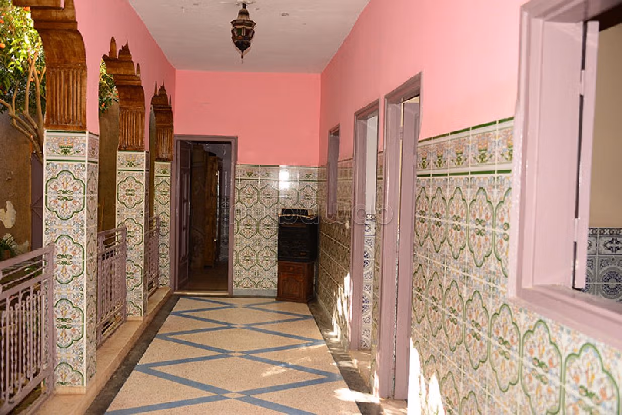 منزل ممتاز للبيع بتارودانت. 8 قطع مريحة. موقف للسيارات وحديقة.