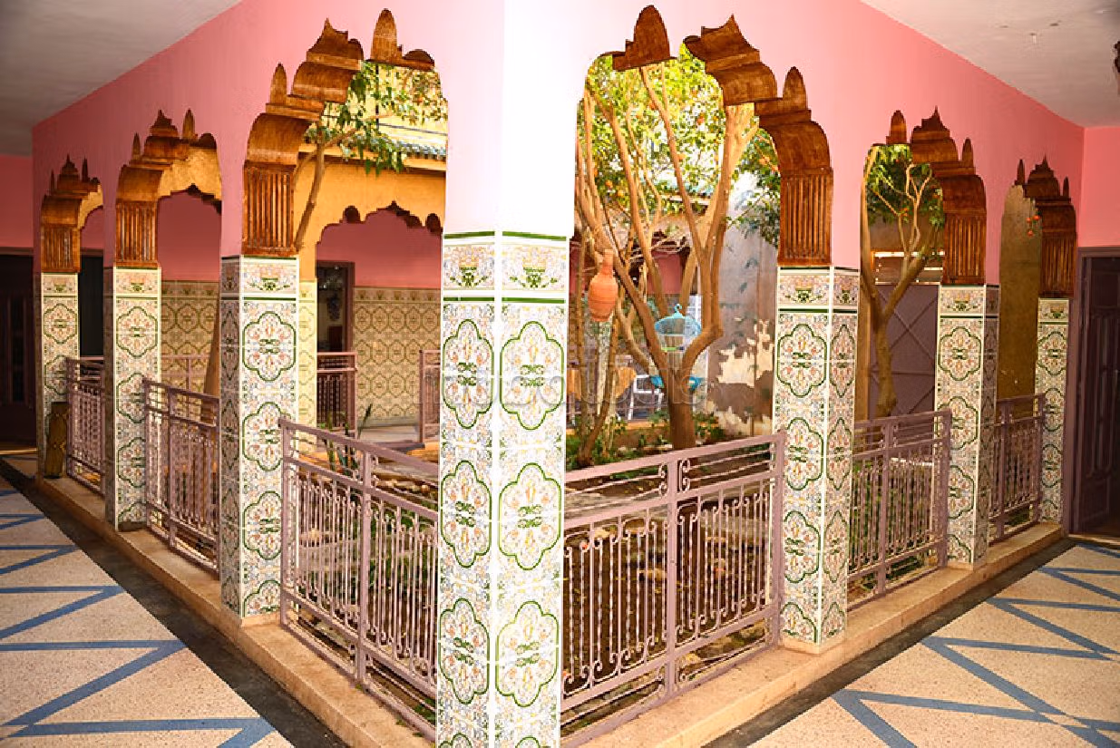 منزل ممتاز للبيع بتارودانت. 8 قطع مريحة. موقف للسيارات وحديقة.