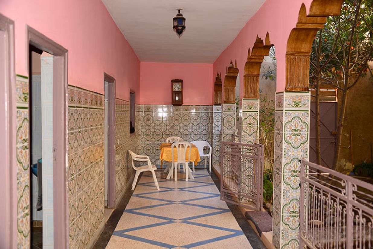 منزل ممتاز للبيع بتارودانت. 8 قطع مريحة. موقف للسيارات وحديقة.