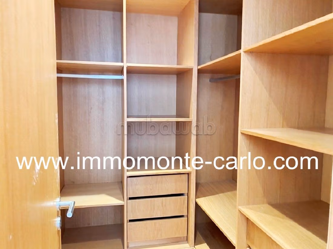 Appartementen huren in Souissi. 3 Kamers. Airconditioning en open haard