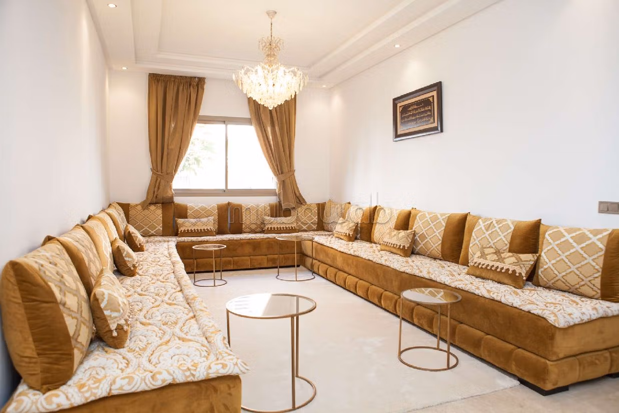 Vendita di uno splendido appartamento a Sala el Jadida. Superficie 122 m². Cucina completamente equipaggiata. 